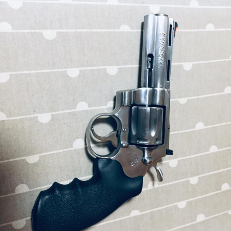 Hola.
Cambio Colt python 5 pulgadas en acero inoxidable muy buen cuidada en su caja, la cambio por colt 02