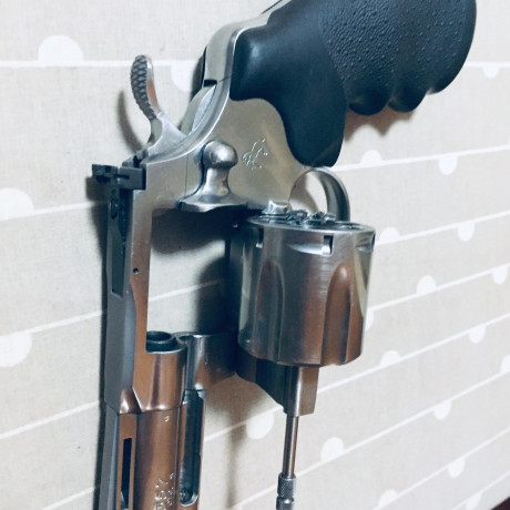 Hola.
Cambio Colt python 5 pulgadas en acero inoxidable muy buen cuidada en su caja, la cambio por colt 00