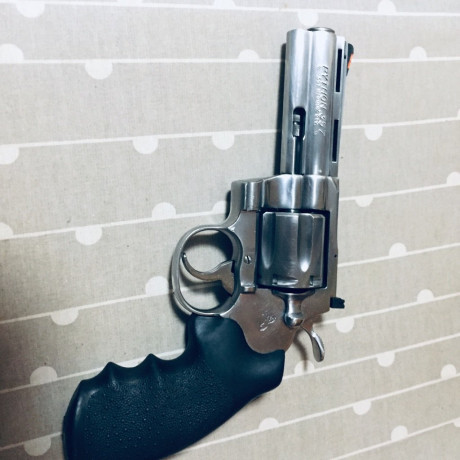 Hola.
Cambio Colt python 5 pulgadas en acero inoxidable muy buen cuidada en su caja, la cambio por colt 11