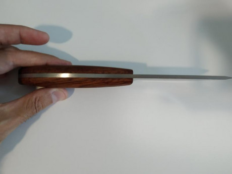Vendo cuchillo EKA A10 nuevo, acero que afeita Sandvik y madera de bubinga, una preciosidad de pieza.

55€ 12