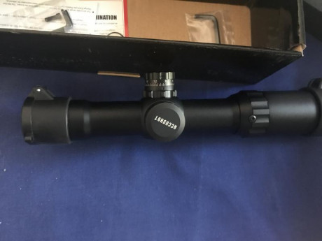 Vendo visor utg 1-4x24 ideal carabina de aire, 22 o similar, tiene torretas balísticas , no se ha llegado 01