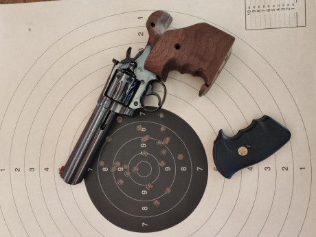 Vendo Colt King Cobra 6" 38SP/357, por exceso de armario me obliga a deshacerme de el.
Revolver cacha 22