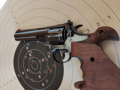 Vendo Colt King Cobra 6" 38SP/357, por exceso de armario me obliga a deshacerme de el.
Revolver cacha 21