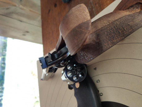Vendo Colt King Cobra 6" 38SP/357, por exceso de armario me obliga a deshacerme de el.
Revolver cacha 01