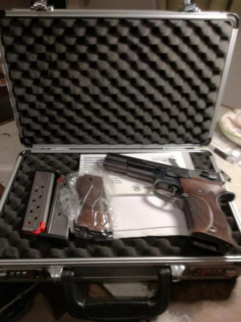 Un amigo vende su S&W 952 cañón de 5".
Maletín original
2 cargadores
2 cachas.
Precio: 500 €
Portes 01