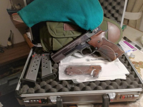 Un amigo vende su S&W 952 cañón de 5".
Maletín original
2 cargadores
2 cachas.
Precio: 500 €
Portes 11