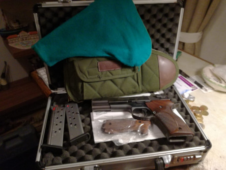 Un amigo vende su S&W 952 cañón de 5".
Maletín original
2 cargadores
2 cachas.
Precio: 500 €
Portes 10