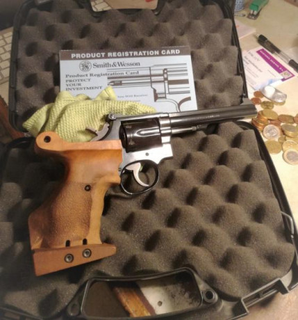 Un amigo vende su revolver S&W K14 calibre .38 spec .
Cachas anatómicas Morini
Uno de los alveolos 01
