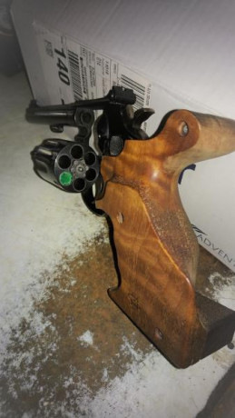 Un amigo vende su revolver S&W K14 calibre .38 spec .
Cachas anatómicas Morini
Uno de los alveolos 00