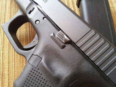 Vendo glock 4gen, viene con alza y punto glock de tritio, retenida sobre dimensionada y tres cargadores 10