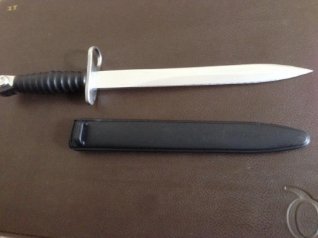  Hola a todos:

Vendo esta Machete Bayoneta Suiza modelo 1957 para fusil de asalto Sig-57

Esta fabricada 11