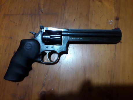 Vendo revolver Dan Wesson 357 magnum de 6 pulgadas y cañón fijo. Está perfecto!!! El precio es 350 €. 01