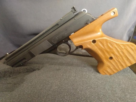 Hola compañeros, pongo a la venta una pistola astra ts22, con 3 juegos de cachas, unas anatómicas, las 11