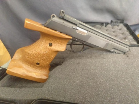 Hola compañeros, pongo a la venta una pistola astra ts22, con 3 juegos de cachas, unas anatómicas, las 02