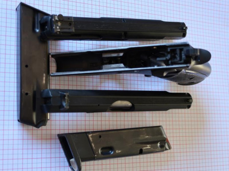 Vendo pistola CZ 75, con carros de los calibres 9 Luger y 22 Lr. Y un cargador por calibre.
El carro del 00