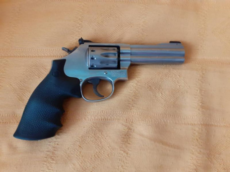 Vendo revolver  SMITH&WESON calibre 22 modelo 617.Precio 350E+portes.



                         10