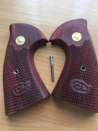 Cachas para Colt Python nuevas, sin estrenar,100€ puestas en casa del comprador. Tlf 652500517 02