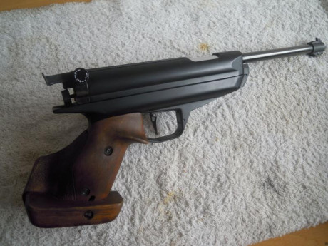 Vendo mítica pistola de precisión, modelo  Feinwerkbau LP80, de funcionamiento a muelle, con sistema antiretroceso, 12