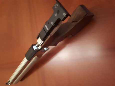 Vendo esta pistola de aire con muy poco uso con dos botellas caducan en el 2022 cacha diestra talla M 00