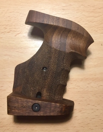 Vendo cachas para revolver S&W 686 357 magnun de la casa Knill completamente nueva. Talla L. 110€ 02