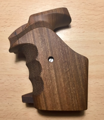 Vendo cachas para revolver S&W 686 357 magnun de la casa Knill completamente nueva. Talla L. 110€ 01