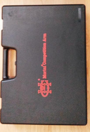 Se vende pistola Morini CM84E electrónica cal.22 + maletin y complementos originales con poco uso.
Cacha 01