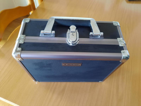 Buenas 

Vendo maletin vanguard apto para difere tes usos

Medidas exteriores 30 x 24 x 13 cm

Envio incluido 02