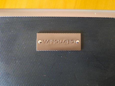 Buenas 

Vendo maletin vanguard apto para difere tes usos

Medidas exteriores 30 x 24 x 13 cm

Envio incluido 00