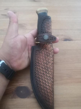 Cuchillo de S.rubio  hecho en acero 1095/15n20 mango en cuero prensado con separadores negro y rojos y 02