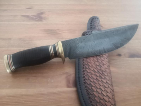 Cuchillo de S.rubio  hecho en acero 1095/15n20 mango en cuero prensado con separadores negro y rojos y 01