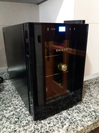 Vendo  Vinoteca Saivod  con capacidad para 6 botellas.

Display LCD táctil.
Luz LED. 36 dB.

Medidas : 00