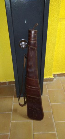 Tengo una funda artesanal de cuero, de las que hacen en Ventas con Peña Aguilera.
Es a medida para un 01