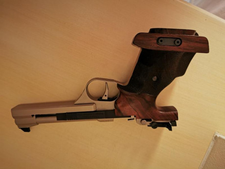 Fantástica pistola del cal. 22 LR, ideal para STANDARD y subir de categoría, con 2 cargadores y maletin 01