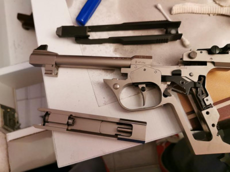 Fantástica pistola del cal. 22 LR, ideal para STANDARD y subir de categoría, con 2 cargadores y maletin 00