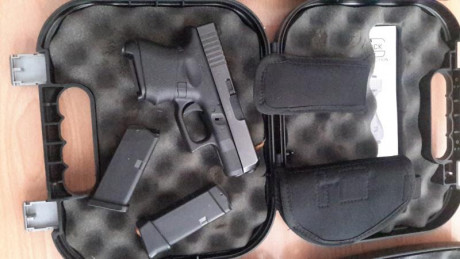 Vendo glock 26 y armero por baja de licencia. Esta sin uso, comprada por capricho. Funda pistola y cargador. 00