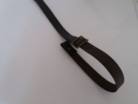 Vendo una correa original para  Mauser español  modelos  1893  y  1916 .
Con hebilla y botón, ambos en 01