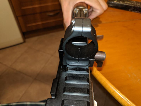 Buenas tardes

Tras montar en Carril Weaver para mi rifle Zastava m76, las anillas no agarran al Carril, 72