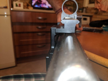 Buenas tardes

Tras montar en Carril Weaver para mi rifle Zastava m76, las anillas no agarran al Carril, 71