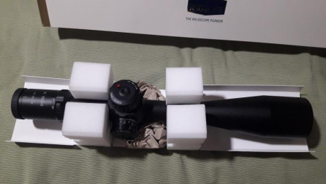 Visor en perfecto estado y poco uso, tiene retícula en 2º plano focal y corrección por click de 1/8 de 02