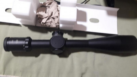 Visor en perfecto estado y poco uso, tiene retícula en 2º plano focal y corrección por click de 1/8 de 01