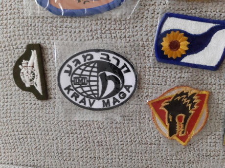 Lote de 28 parches militares extranjeros y nacionales. 30€
+Gastos de envío. En Valladolid. 01