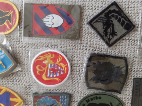 Lote de 28 parches militares extranjeros y nacionales. 30€
+Gastos de envío. En Valladolid. 12