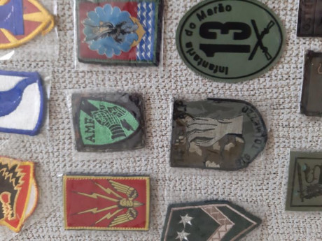 Lote de 28 parches militares extranjeros y nacionales. 30€
+Gastos de envío. En Valladolid. 11