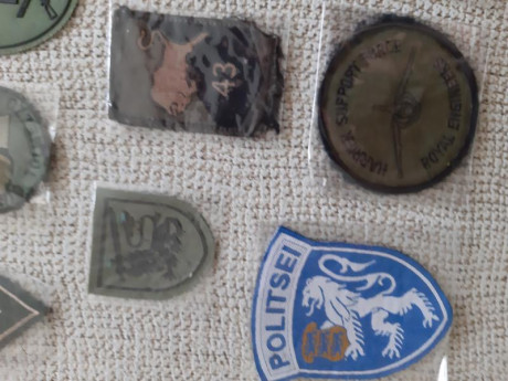 Lote de 28 parches militares extranjeros y nacionales. 30€
+Gastos de envío. En Valladolid. 10