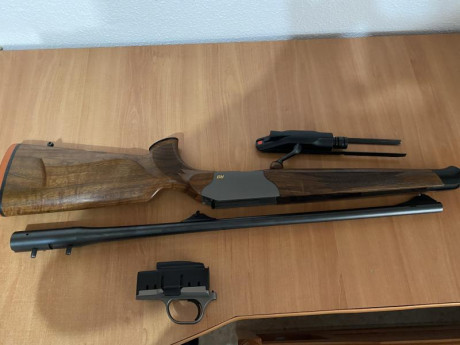 Se vende conjunto formado por Blaser r8 madera en calibre 375 hh, cañón magnaport .se añade Maletin blaser 00