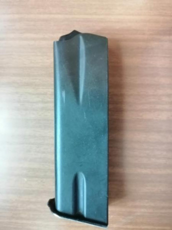 Vendo cargador para la pistola FN GP35 de 13 cartuchos en calibre 9 mm.Parabellum, estado perfecto según 02