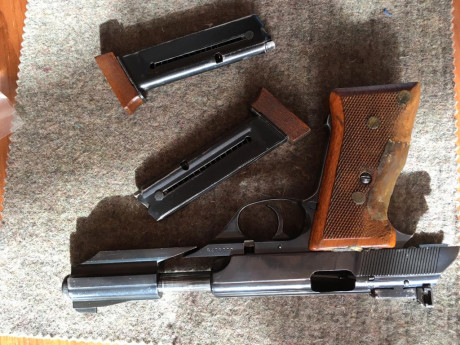 Vendo Astra Mod. Constable del calibre .22 con dos cargadores. Funciona perfectamente. El seguro está 01