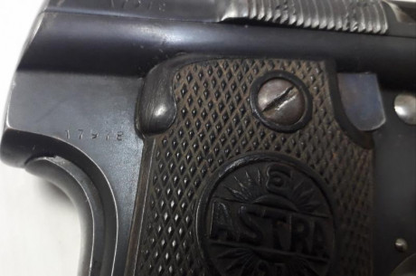 Pistola Astra modelo 400 con emblema de Carabineros, cargador de 8 cartuchos del 9 largo. Es uno de los 10