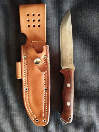 Se venden estos cuchillo para dudas contacte al teléfono 647270577
Esee 90 euros 
Artesanal xulio 80 
Bark 02