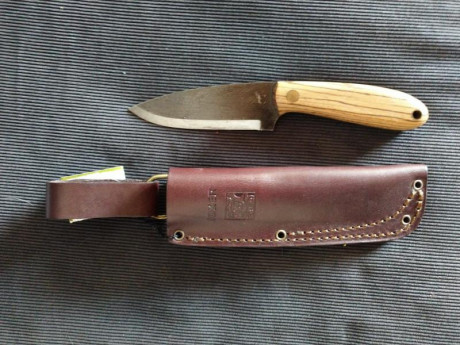 Se venden estos cuchillo para dudas contacte al teléfono 647270577
Esee 90 euros 
Artesanal xulio 80 
Bark 01